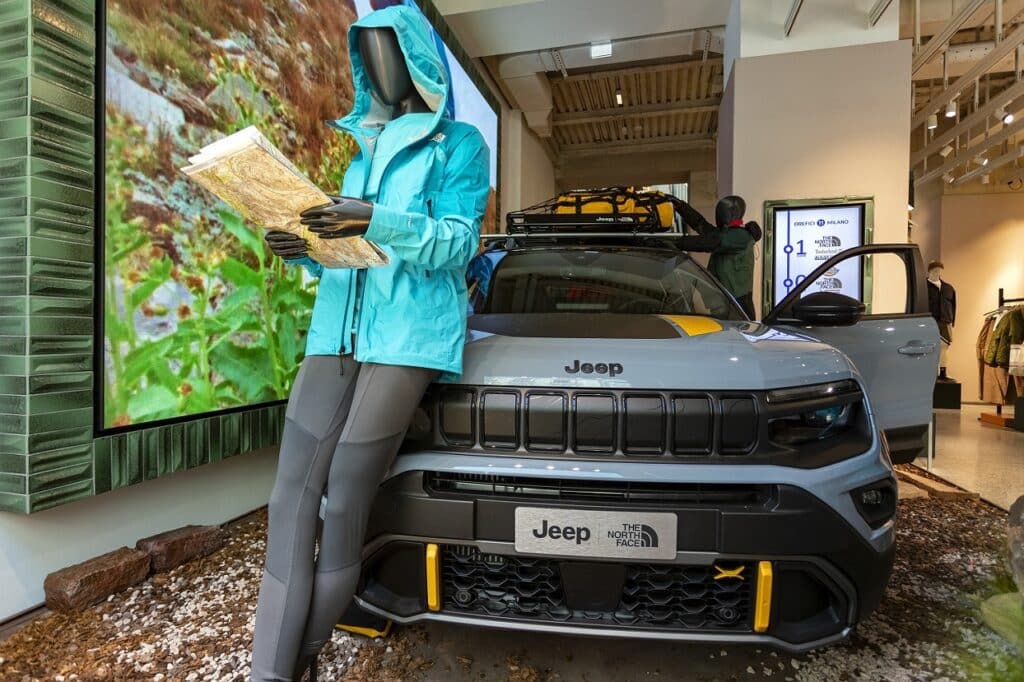 Jeep Avenger 4xe The North Face Edition esposta presso Orefici11 a Milano sino al 30 aprile