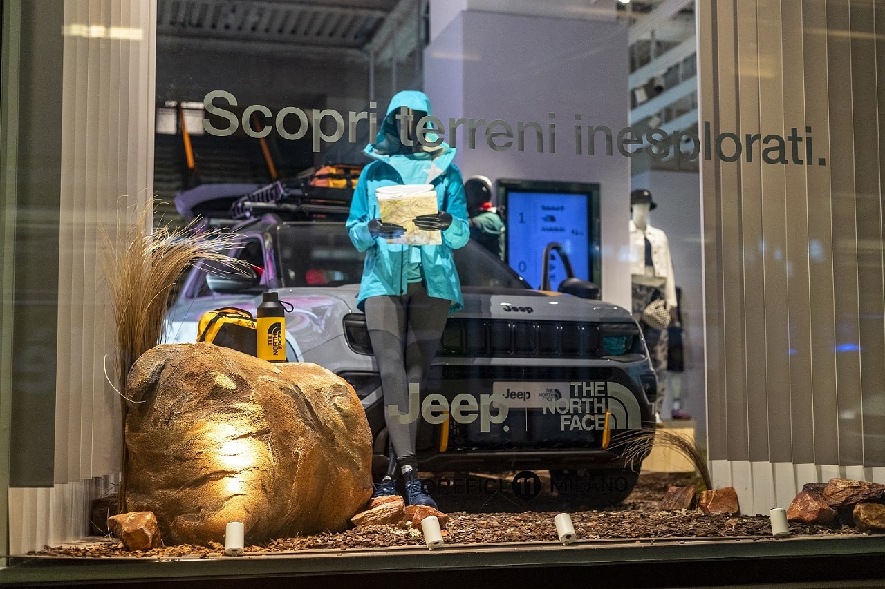 Jeep Avenger 4xe The North Face Edition esposta presso Orefici11 a Milano sino al 30 aprile