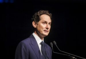 Stellantis, Elkann: “Dazi Usa e regole Ue mettono a rischio l’industria dell’auto” [VIDEO]