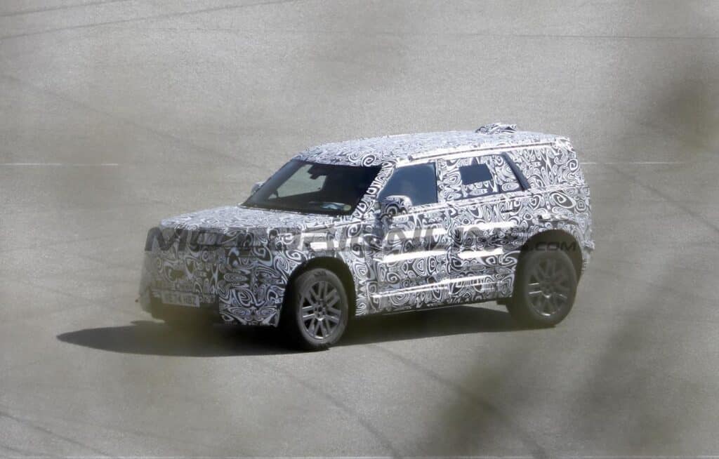 Land Rover baby Defender in arrivo: le FOTO SPIA del SUV elettrico compatto