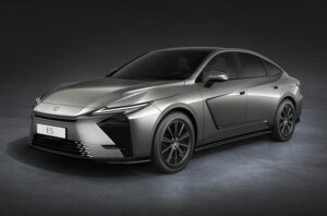 Nuova Lexus ES svelata a Shanghai: look audace, con motori ibridi o elettrici [FOTO]