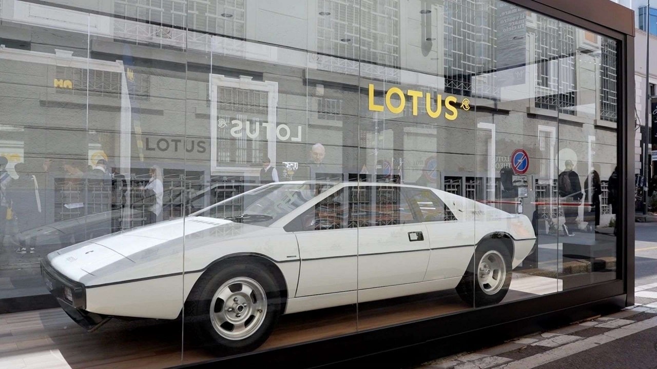 Lotus debutta alla Milano Design Week con l’iconica Esprit S1 e la nuova Emeya