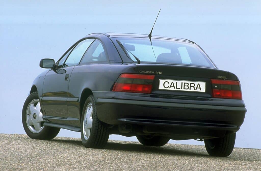 Opel Calibra: 30 anni fa debuttava la versione con motore 2.500-V6 a 24 valvole