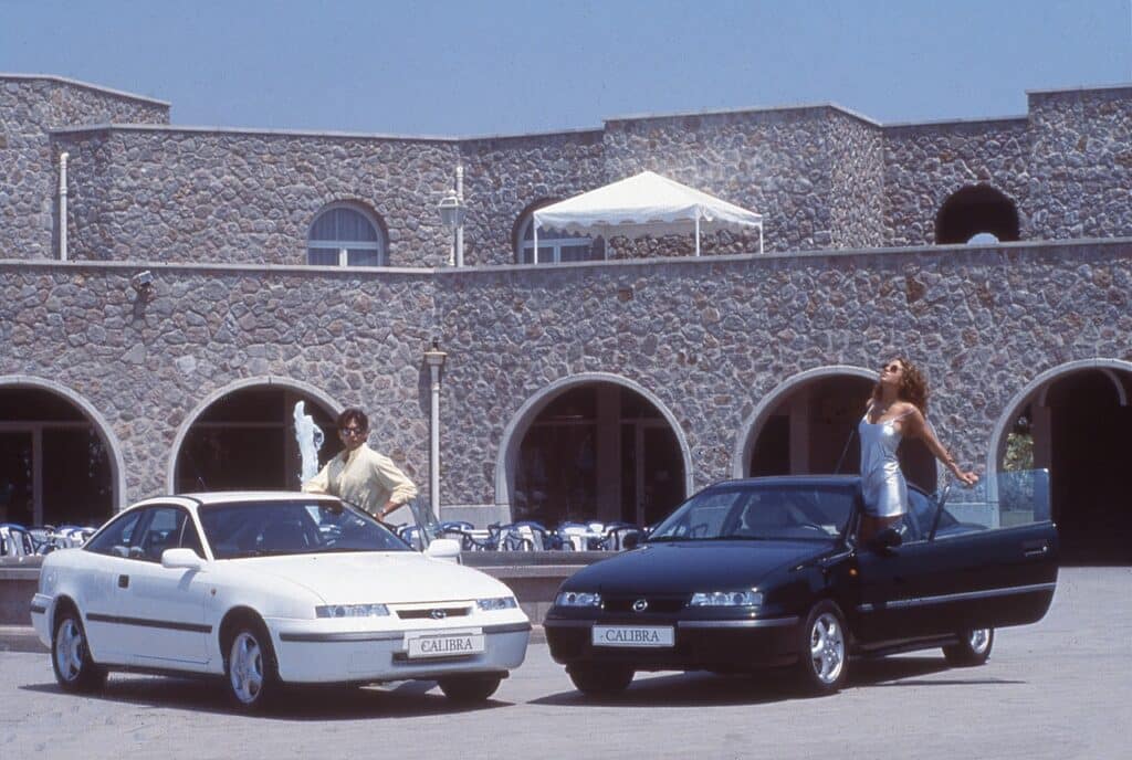 Opel Calibra: 30 anni fa debuttava la versione con motore 2.500-V6 a 24 valvole