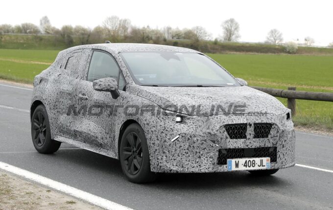 Nuova Renault Clio sempre più vicina: le FOTO SPIA della sesta generazione