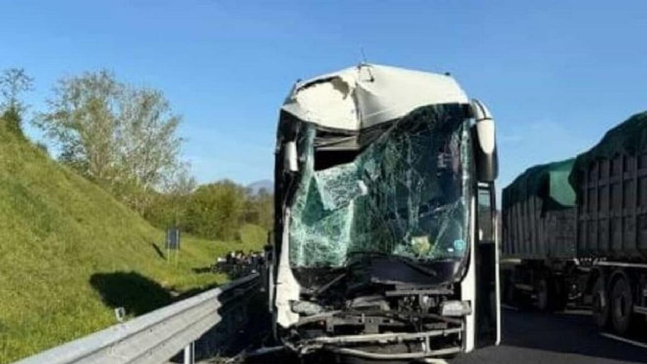 A1, scuola bus si scontra contro un tir: 30 bambini coinvolti, un ferito grave