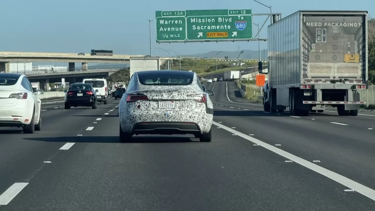 Tesla Model 3: avvistato un misterioso prototipo, di cosa si tratta? [FOTO SPIA]