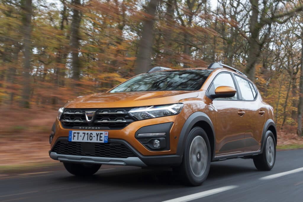 In un periodo in cui i costi dei carburanti rappresentano una preoccupazione crescente per molti automobilisti italiani, il GPL si conferma come una delle opzioni più vantaggiose per chi percorre lunghe distanze. Secondo i dati aggiornati, il prezzo medio del GPL in Italia si attesta a 0,73 euro al litro, con variazioni che possono oscillare tra 0,55 e 0,89 euro al litro. Questi valori risultano generalmente inferiori rispetto ai prezzi della benzina e del diesel, rendendo il GPL una scelta interessante per contenere i costi operativi. Naturalmente, il risparmio alla pompa non è l’unico elemento da considerare. Le auto alimentate a GPL devono sottostare, ad esempio, alla revisione decennale delle bombole e, in molti casi, sacrificano parte dello spazio nel bagagliaio per far posto al serbatoio supplementare. Tuttavia, per molti automobilisti, il gioco vale ancora la candela: il contenimento delle spese sul lungo periodo tende infatti a compensare questi compromessi.