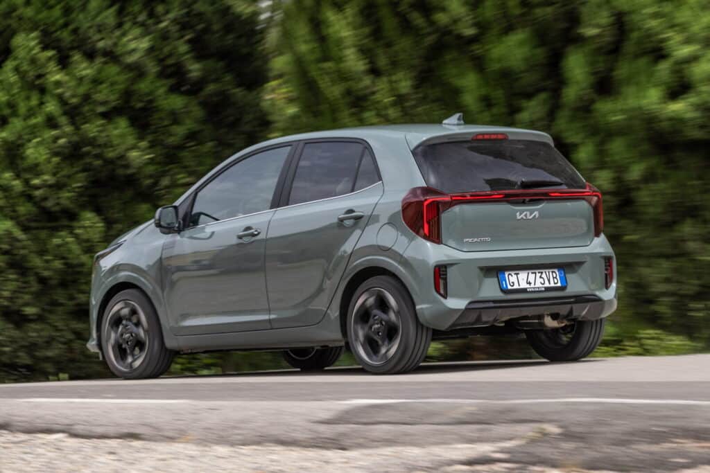 In un periodo in cui i costi dei carburanti rappresentano una preoccupazione crescente per molti automobilisti italiani, il GPL si conferma come una delle opzioni più vantaggiose per chi percorre lunghe distanze. Secondo i dati aggiornati, il prezzo medio del GPL in Italia si attesta a 0,73 euro al litro, con variazioni che possono oscillare tra 0,55 e 0,89 euro al litro. Questi valori risultano generalmente inferiori rispetto ai prezzi della benzina e del diesel, rendendo il GPL una scelta interessante per contenere i costi operativi. Naturalmente, il risparmio alla pompa non è l’unico elemento da considerare. Le auto alimentate a GPL devono sottostare, ad esempio, alla revisione decennale delle bombole e, in molti casi, sacrificano parte dello spazio nel bagagliaio per far posto al serbatoio supplementare. Tuttavia, per molti automobilisti, il gioco vale ancora la candela: il contenimento delle spese sul lungo periodo tende infatti a compensare questi compromessi.