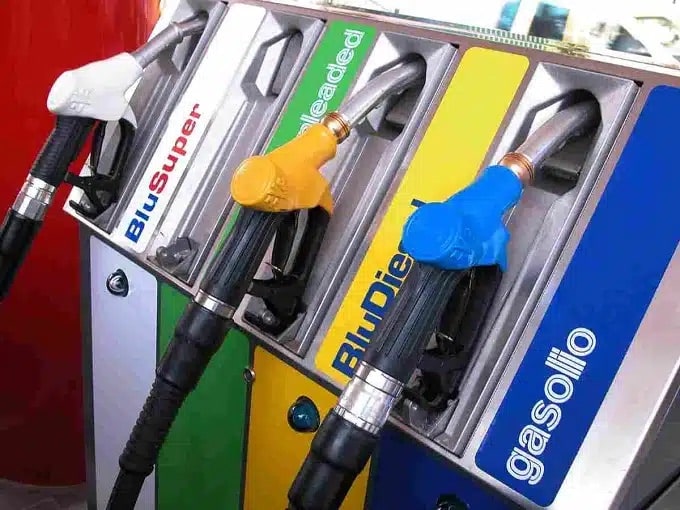 Nuove accise carburanti in vigore da oggi: su il diesel, giù la benzina