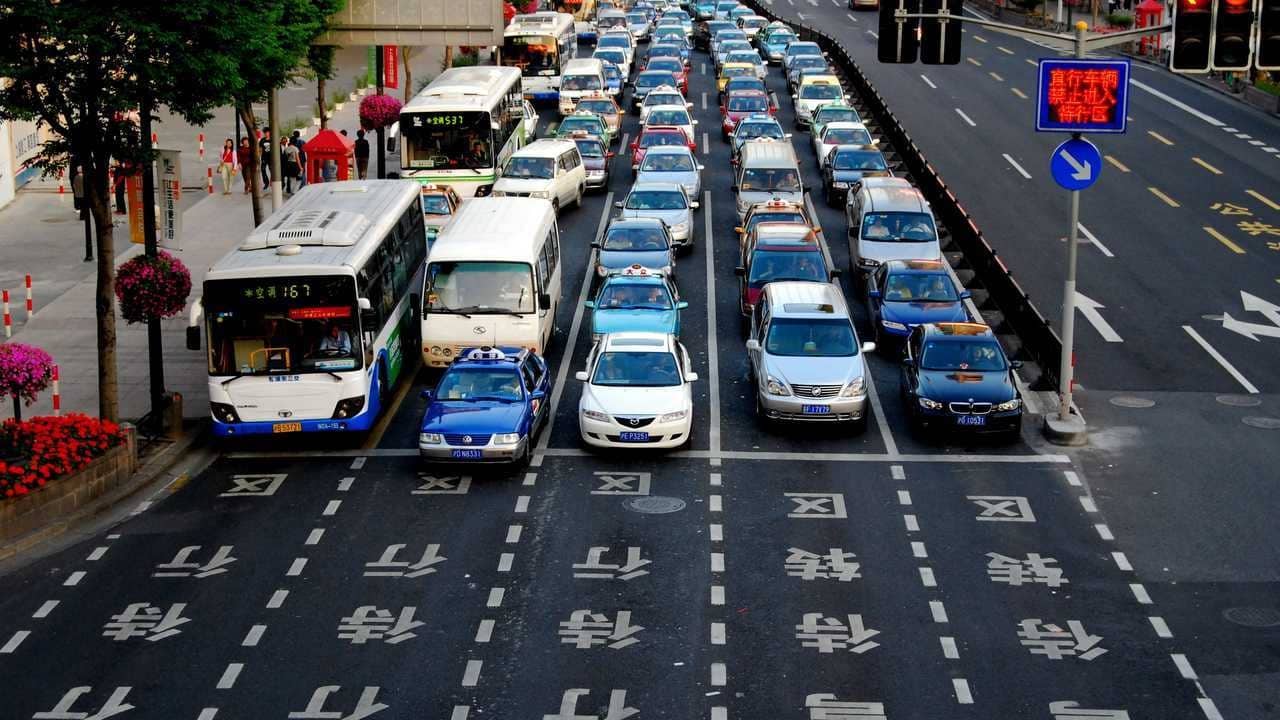 In Cina per la prima volta nella storia calano le emissioni di CO2 grazie ad auto elettriche e rinnovabili