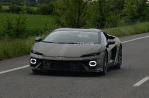 Lamborghini Temerario: un prototipo dell’hypercar ibrida fotografato in strada [FOTO SPIA]