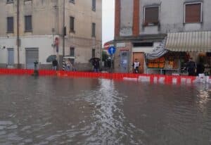 Maltempo in Lombardia, a Milano esonda il fiume Lambro: strade allagate [VIDEO]