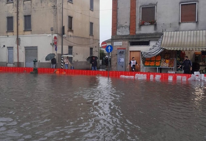 Maltempo in Lombardia, a Milano esonda il fiume Lambro: strade allagate [VIDEO]