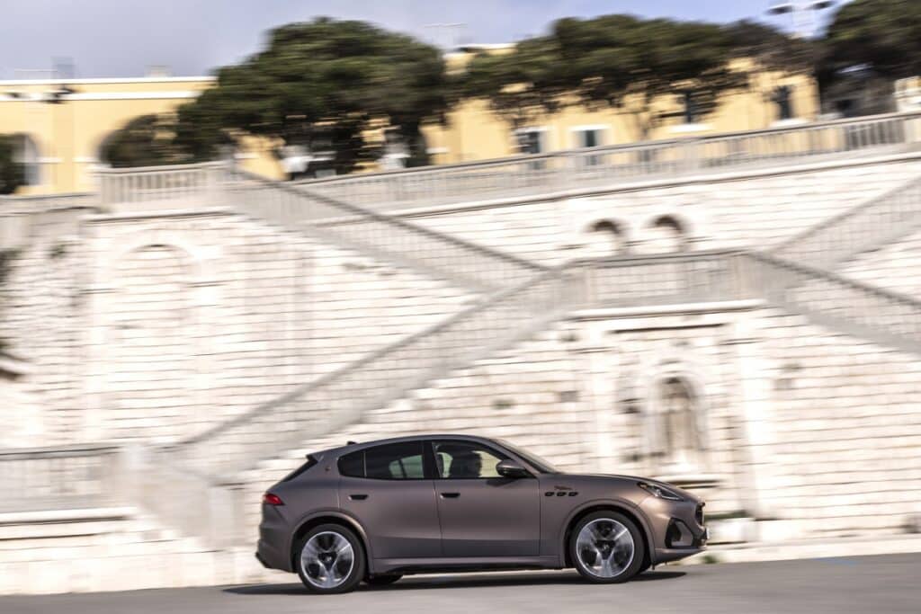 Maserati Grecale Urban: nuovo viaggio sulle strade italiane all'insegna dell'arte