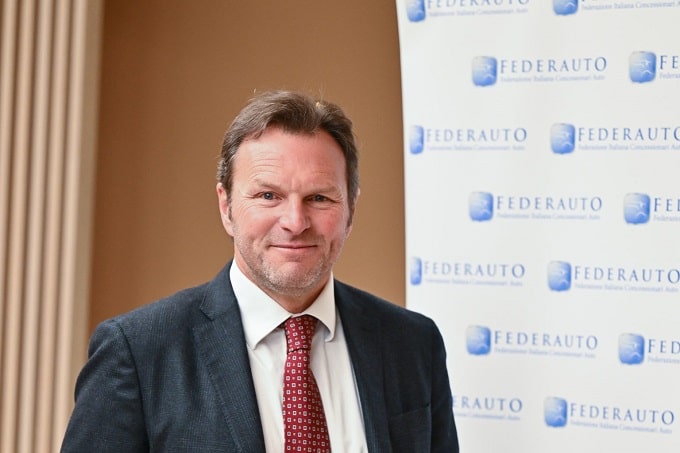 Artusi (Federauto) sulle dichiarazioni di Elkann e de Meo: “Anche i costruttori chiedono la neutralità tecnologica”