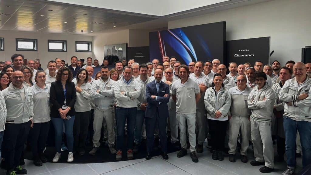 Nuova Lancia Gamma mostrata in anteprima ai dipendenti: sarà ibrida ed elettrica