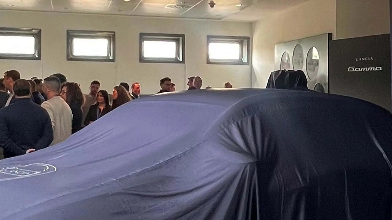 Nuova Lancia Gamma mostrata in anteprima ai dipendenti: sarà ibrida ed elettrica