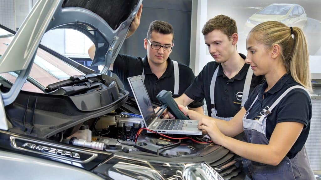 Opel festeggia 160 anni di formazione professionale