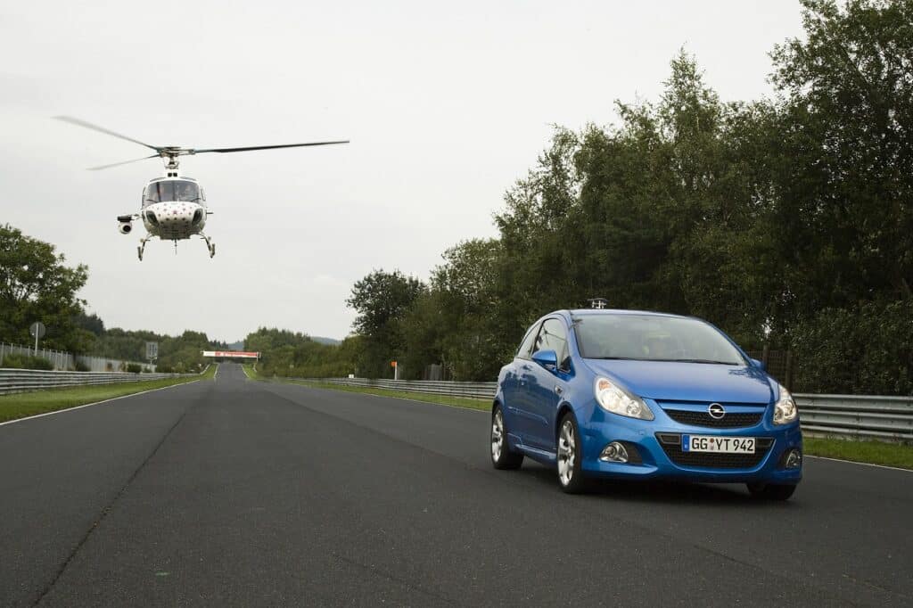 Opel OPC: nel 1999 il debutto della prima auto della gamma di vetture speciali