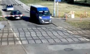 Polonia, furgone travolto dal treno dopo che il conducente aggira le barriere del passaggio a livello [FOTO]