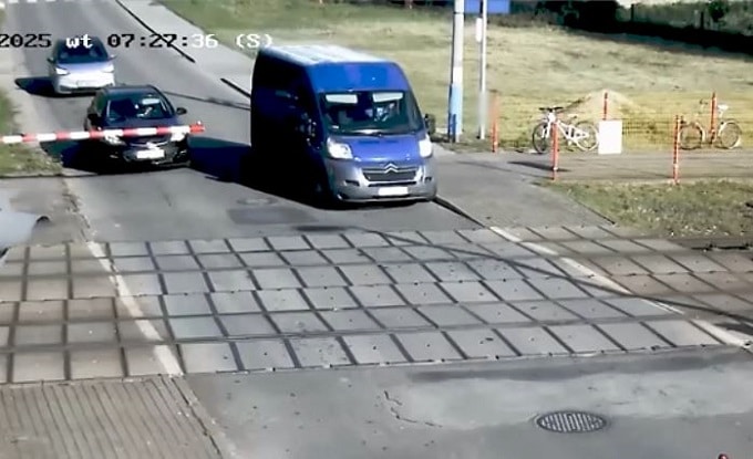 Polonia, furgone travolto dal treno dopo che il conducente aggira le barriere del passaggio a livello [FOTO]
