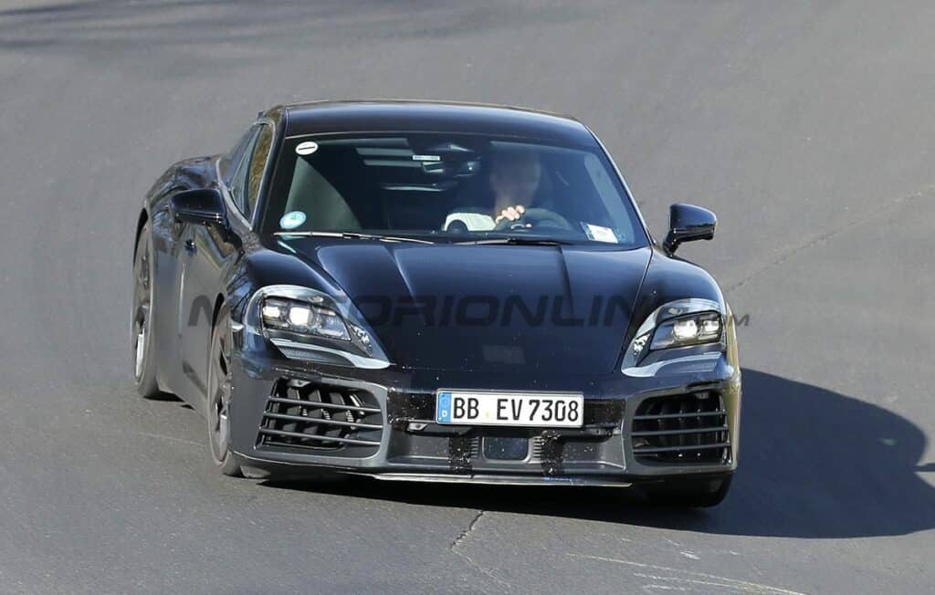 Porsche 718 Cayman elettrica 2026 impegnata nei test al Nurburgring [FOTO SPIA]