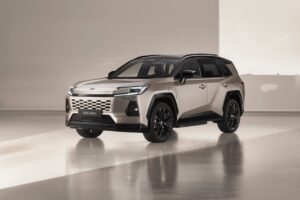 Toyota RAV4 2026: l’iconico SUV arriva alla sesta generazione [FOTO]