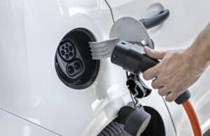 Bonus auto, dal Pnrr in arrivo 597 milioni di incentivi alle elettriche per rottamare la vecchia auto