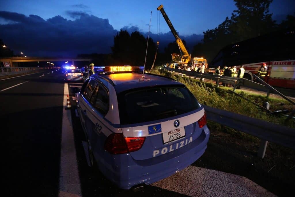 A1: scontro tra 4 auto della polizia, 9 agenti feriti