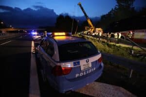 A1: scontro tra 4 auto della polizia, 9 agenti feriti