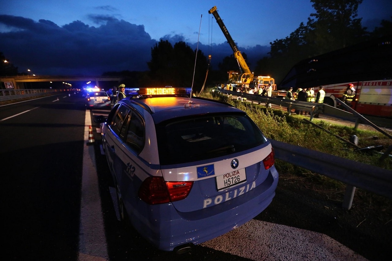 A1: scontro tra 4 auto della polizia, 9 agenti feriti