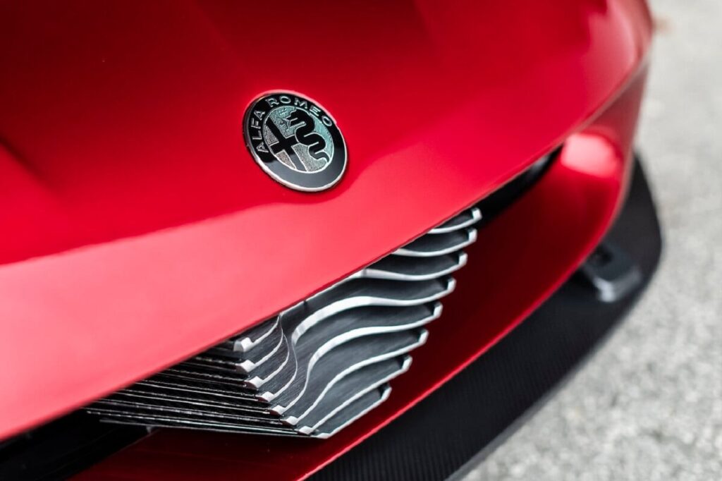Alfa Romeo 33 Stradale alla prova degli esperti: prestazioni e artigianalità