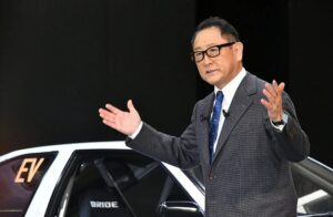 Toyota, Akio Toyoda: “Le auto elettriche? Inquinano il triplo delle ibride”