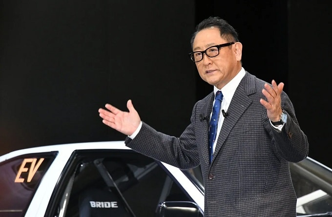 Toyota, Akio Toyoda: “Le auto elettriche? Inquinano il triplo delle ibride”
