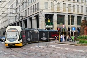 Alfa Romeo Junior: una livrea dedicata su un tram a Milano [FOTO]