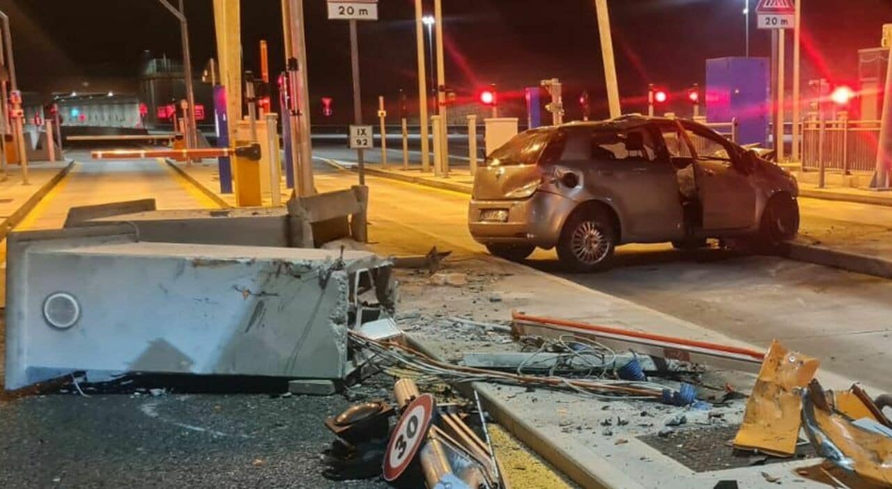 Auto sfonda il casello della Pedemontana: paura a Spresiano