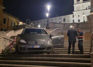 Roma, con l’auto giù dalla scalinata di Trinità dei Monti: conducente 80enne denunciato