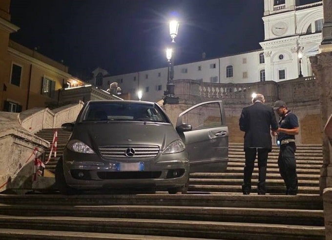Roma, con l’auto giù dalla scalinata di Trinità dei Monti: conducente 80enne denunciato
