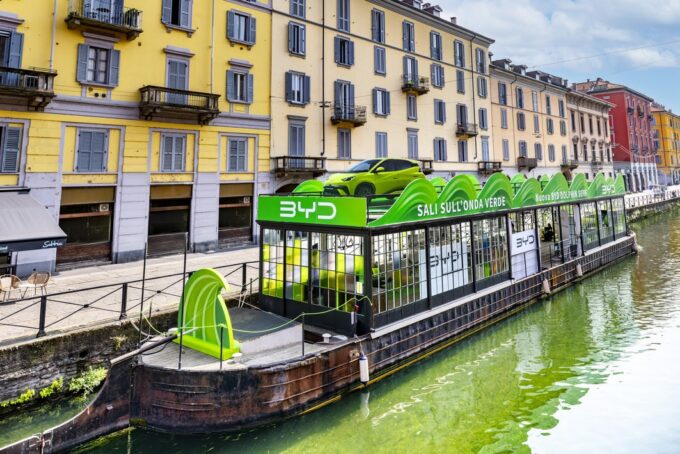 La BYD Dolphin Surf cavalca l’onda dei Navigli di Milano a bordo di The Flo