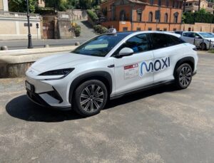 BYD lancia la Sealion 7 nei taxi di Roma: al via la partnership con MAXI