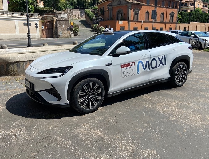BYD lancia la Sealion 7 nei taxi di Roma: al via la partnership con MAXI