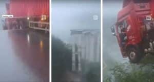 Cina, crolla un ponte per il maltempo: camionista resta sospeso nel vuoto [VIDEO]