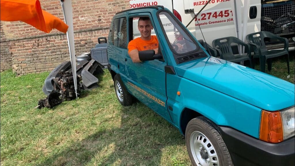 Ecco la Fiat Panda più stretta del mondo: un esemplare unico [VIDEO]