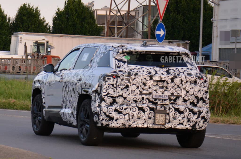 Nuova Jeep Compass elettrica avvistata in fase di test vicino Torino [FOTO SPIA]