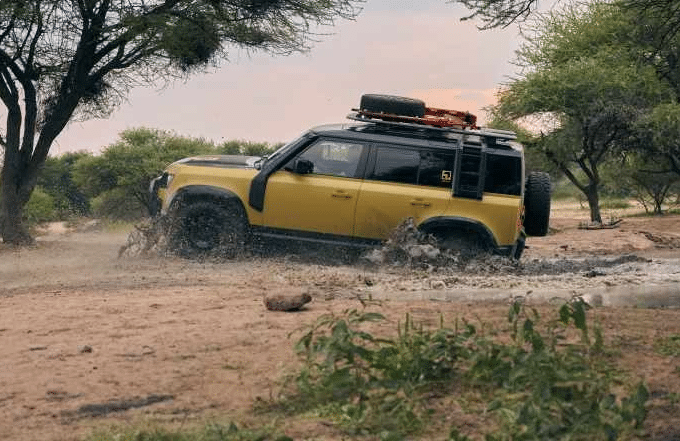 Land Rover Defender 110 Trophy Edition: vocazione totale all’avventura [FOTO]