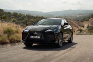 Lexus RZ 2025: il nuovo SUV elettrico con autonomia fino a 568 km [FOTO]
