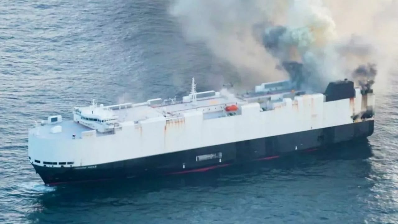 Nave cargo con migliaia di auto cinesi è affondata nell’Oceano Pacifico