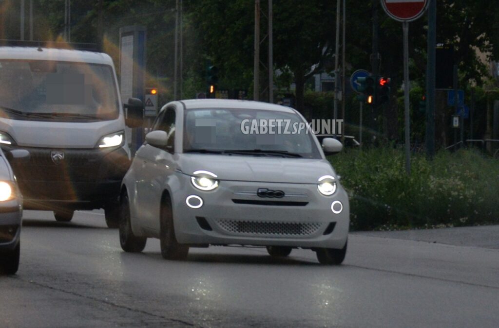 Nuova FIAT 500 ibrida senza veli avvistata in strada in fase di test [FOTO SPIA]