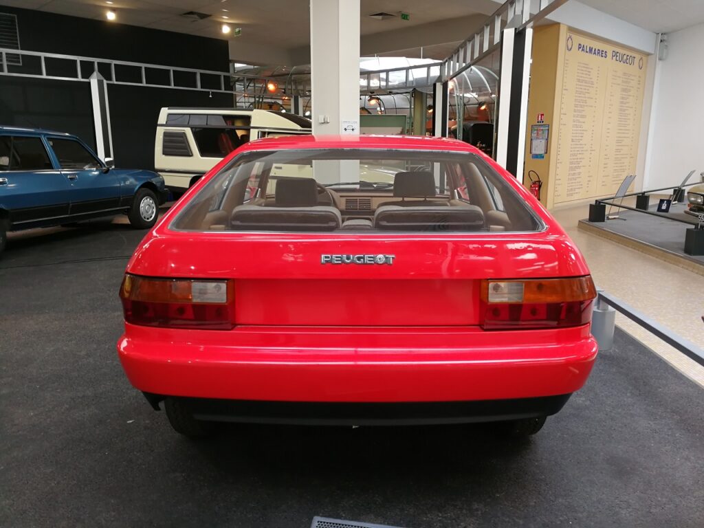 Peugeot E27: l'insolita coupè oggi quasi dimenticata
